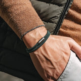 Detalhe do fecho em aço inox da pulseira de corda Valen