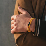 Acessório masculino vibrante com corda amarela e fecho em inox