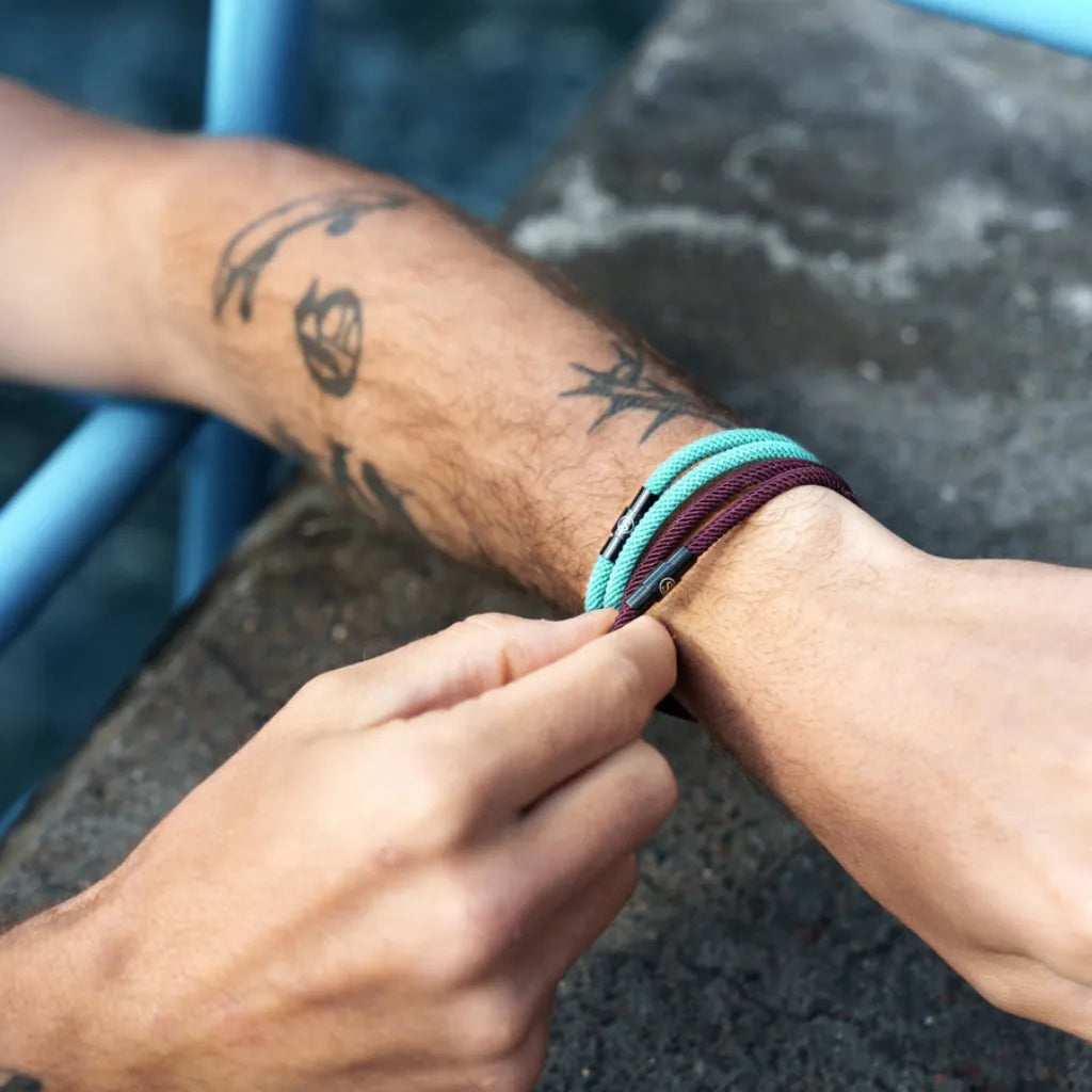 Pulseira minimalista e resistente com design ergonômico