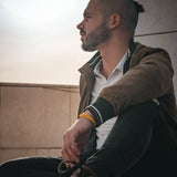 Pulseira casual amarela com textura firme e encaixe seguro