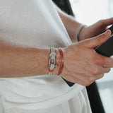 Detalhe do gancho de aço inox na pulseira masculina Ravien