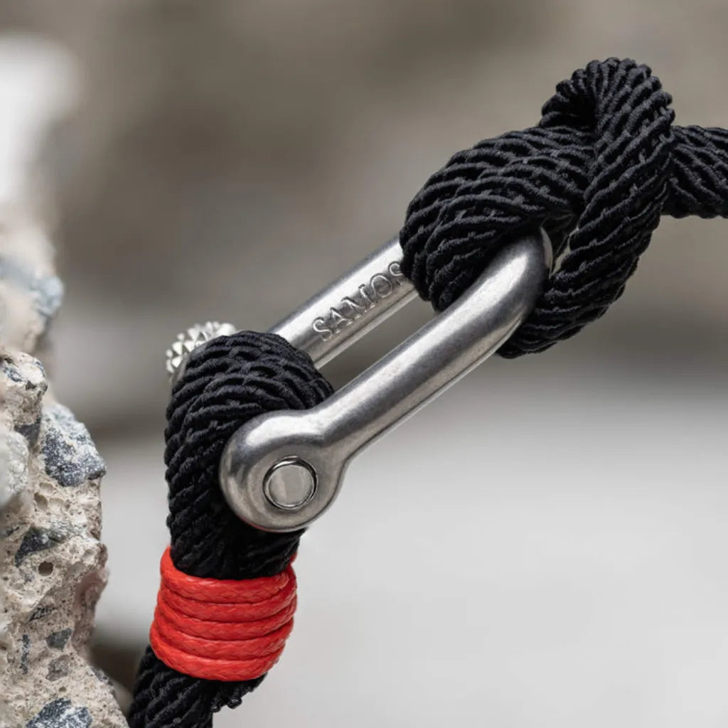 Detalhe do gancho de aço inox na pulseira masculina Ravien