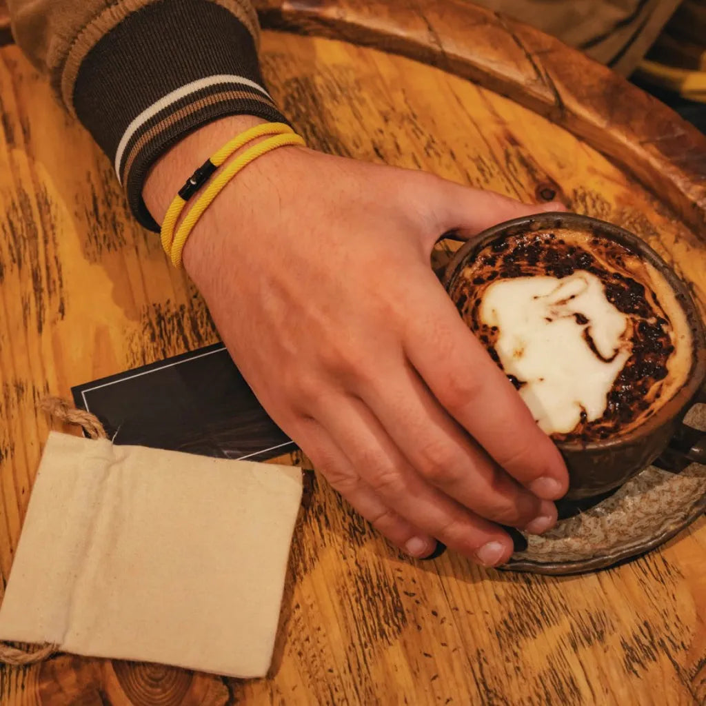 Pulseira de corda amarela com estilo moderno e leve