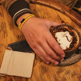 Pulseira de corda amarela com estilo moderno e leve