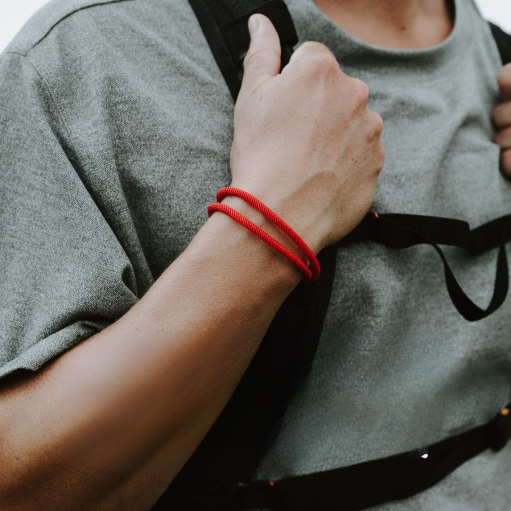 Pulseira de corda para uso casual e formal com visual limpo