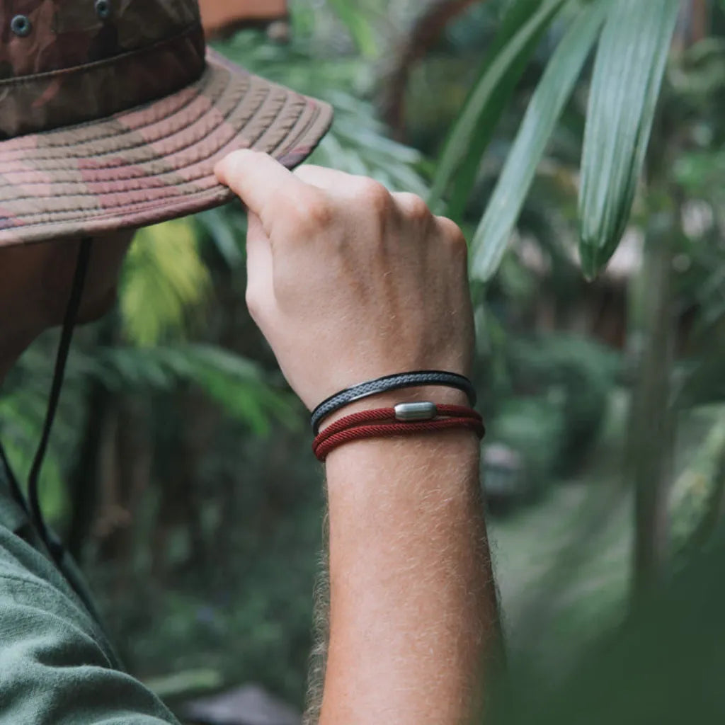 Pulseira de estilo aventureiro com acabamento robusto