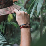 Pulseira de estilo aventureiro com acabamento robusto