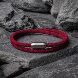 Pulseira de estilo aventureiro com acabamento robusto