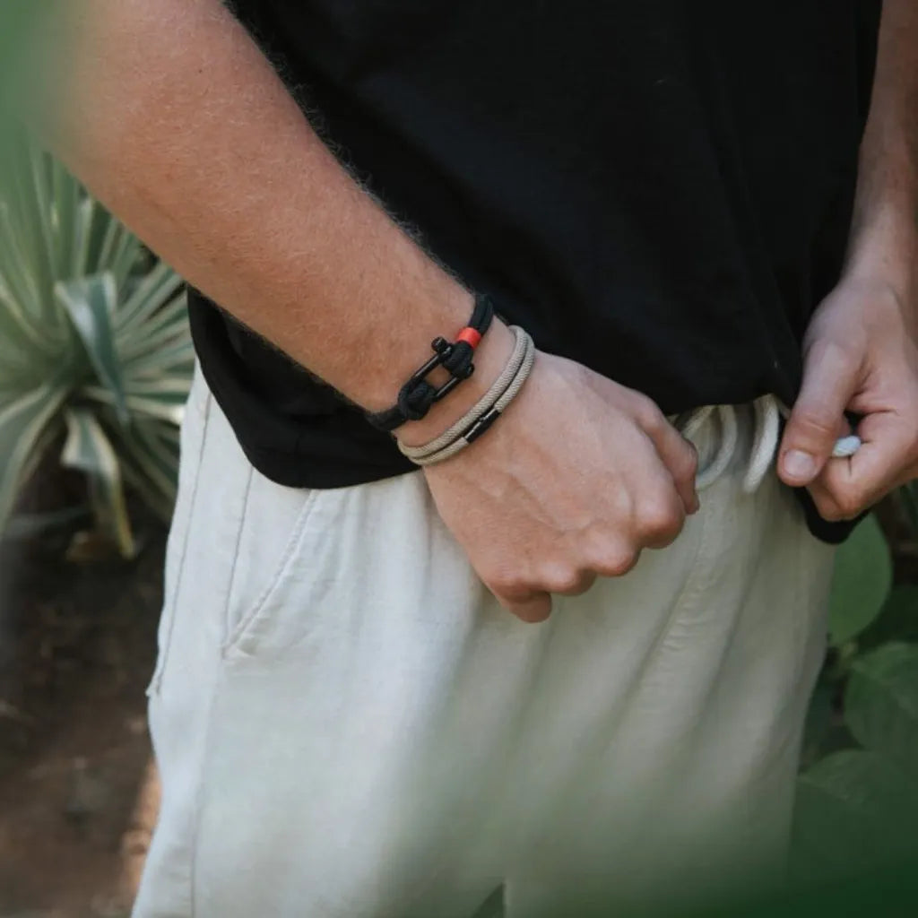 Detalhe do gancho de aço inox na pulseira masculina Ravien