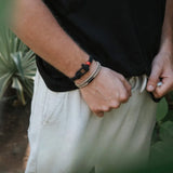 Detalhe do gancho de aço inox na pulseira masculina Ravien