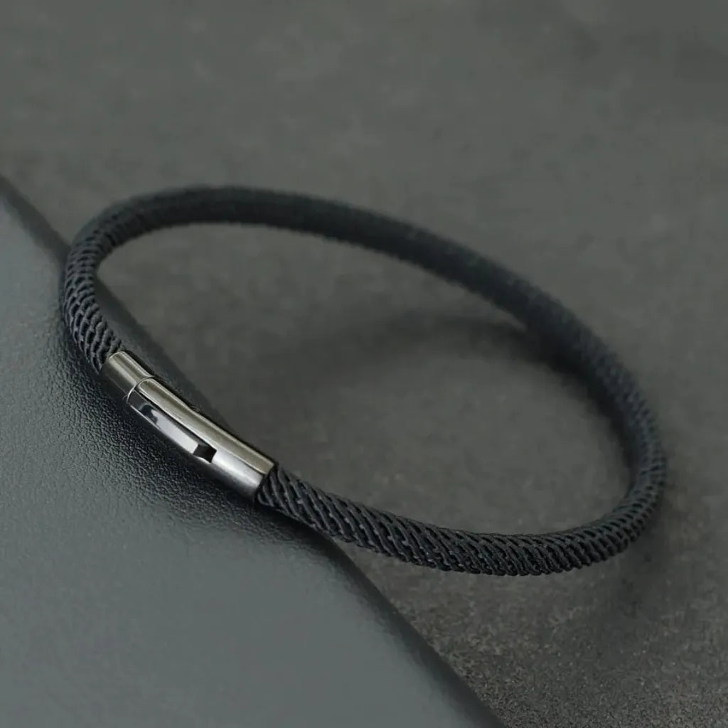 Pulseira de corda preta com detalhe inox e estilo clássico