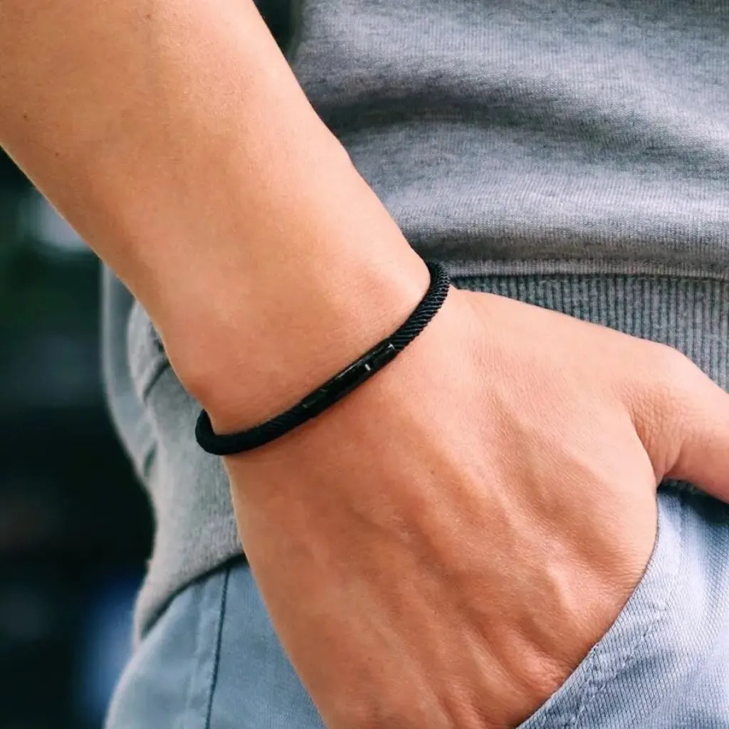 Pulseira preta masculina com design casual e ajustável
