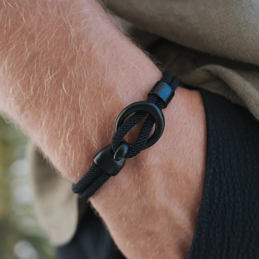 Pulseira de corda preta com estilo minimalista e acabamento premium