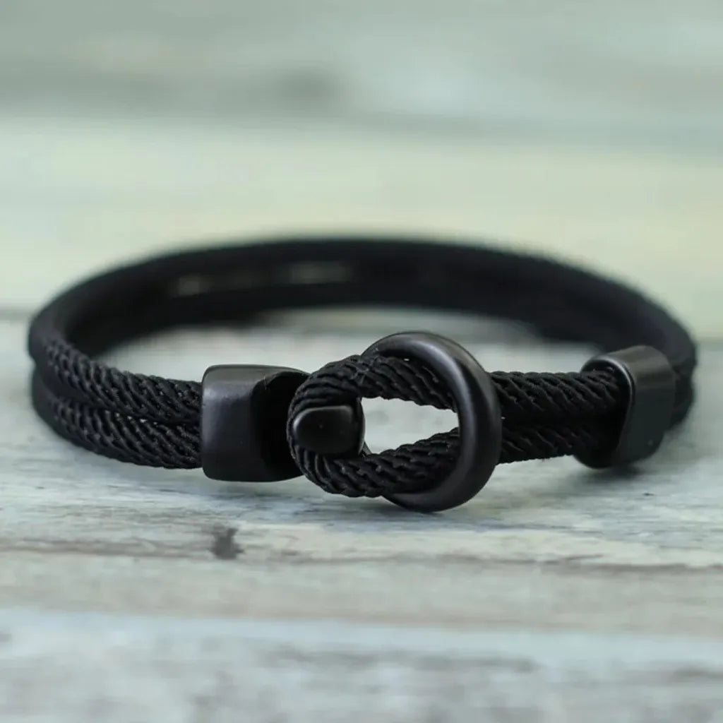 Pulseira de corda preta com estilo minimalista e acabamento premium