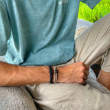 Pulseira de corda preta com estilo minimalista e acabamento premium