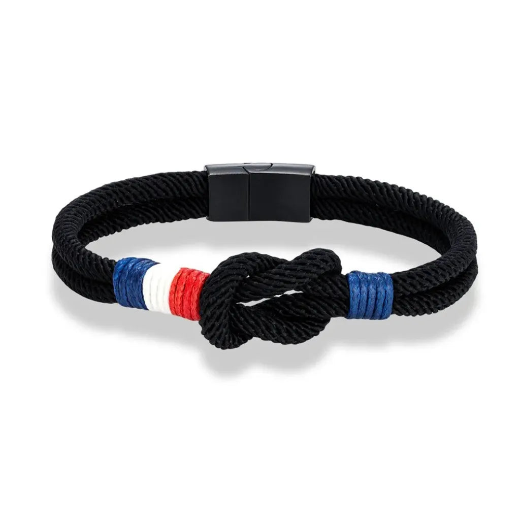 Detalhe da pulseira preta Ravien com visual minimalista