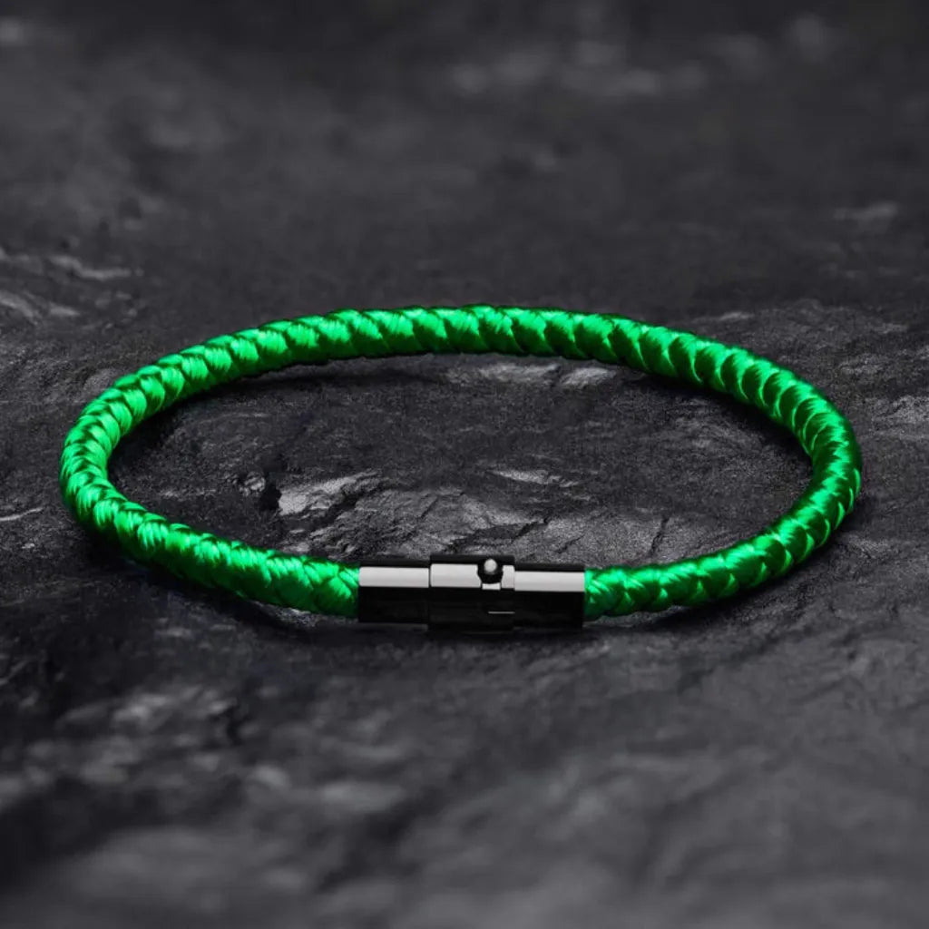 Pulseira feita com nylon ecológico e aço inoxidável premium