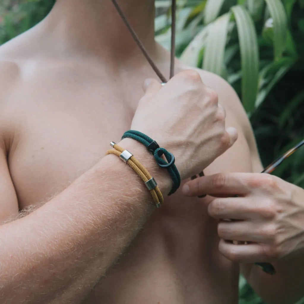 Vista da pulseira verde com nylon firme e fecho em aço inox