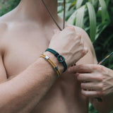 Vista da pulseira verde com nylon firme e fecho em aço inox