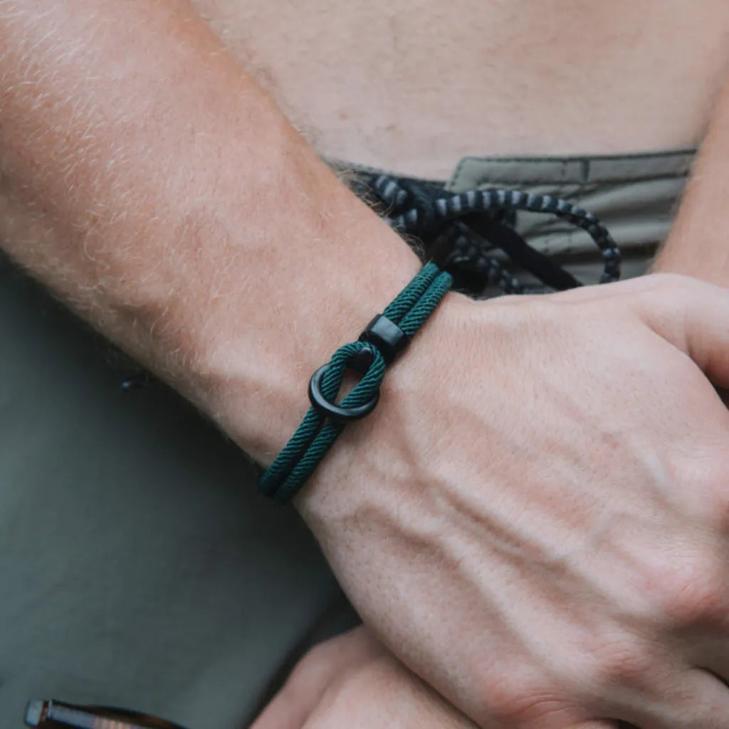 Pulseira masculina verde Siena com textura premium e encaixe seguro