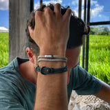 Acessório verde com fecho metálico e visual moderno para o dia a dia