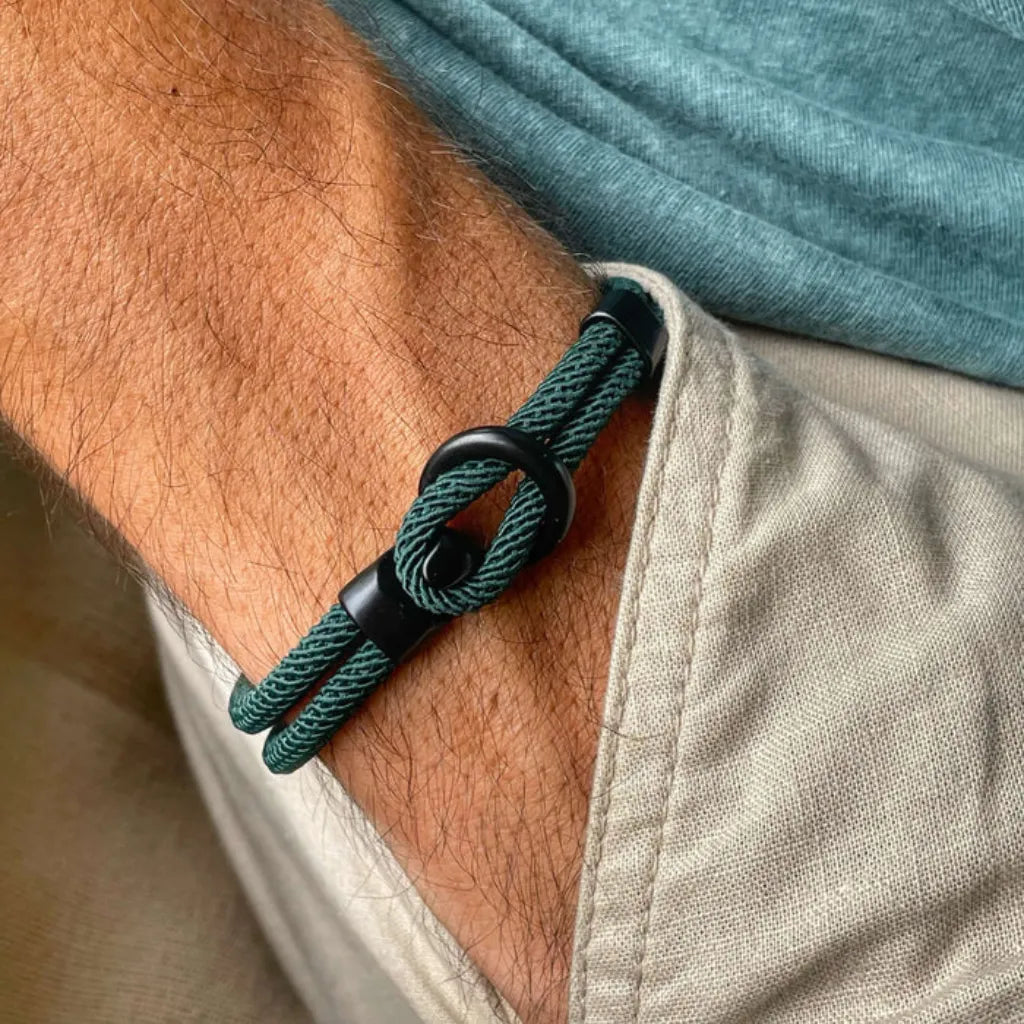 Acessório verde com fecho metálico e visual moderno para o dia a dia